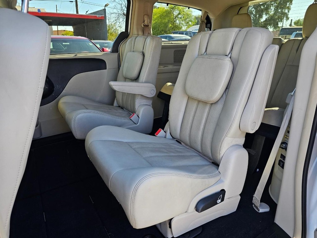 Chrysler Town & Country Vehicle Full-screen Gallery Image 26