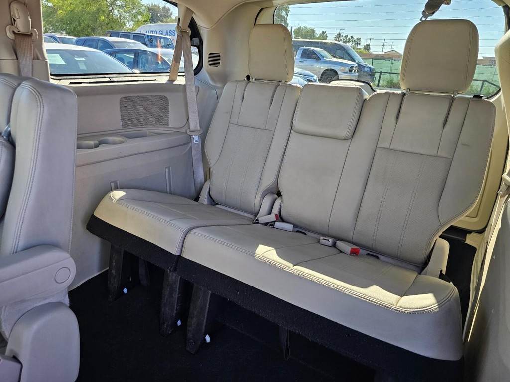 Chrysler Town & Country Vehicle Full-screen Gallery Image 27