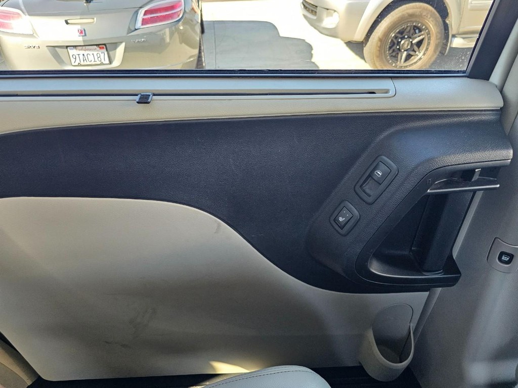 Chrysler Town & Country Vehicle Full-screen Gallery Image 28