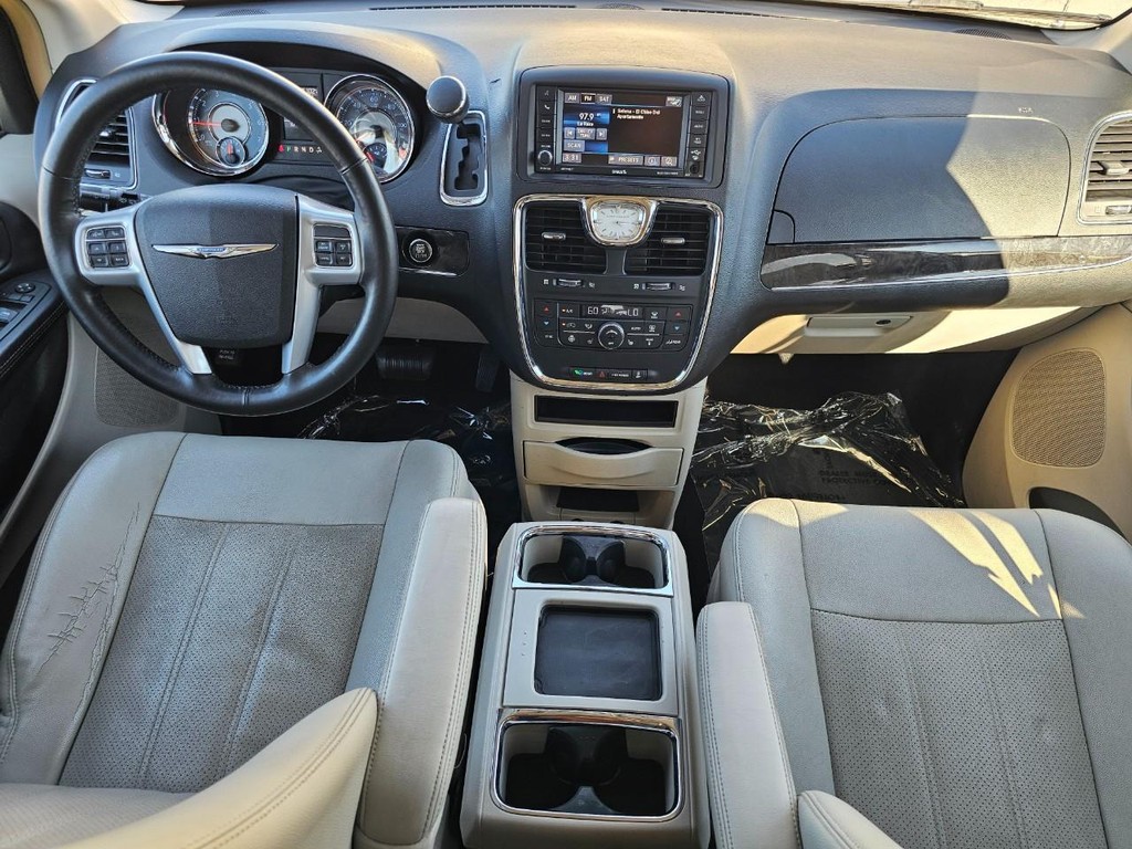 Chrysler Town & Country Vehicle Full-screen Gallery Image 29