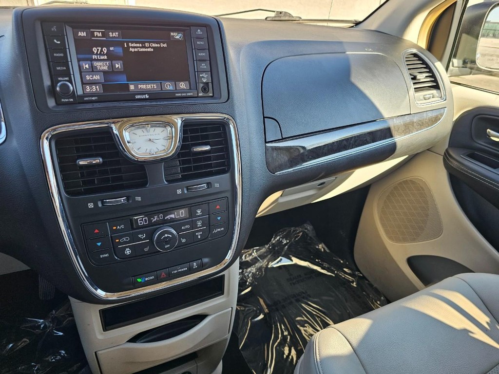 Chrysler Town & Country Vehicle Full-screen Gallery Image 33