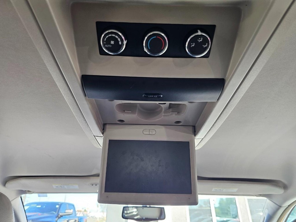 Chrysler Town & Country Vehicle Full-screen Gallery Image 35