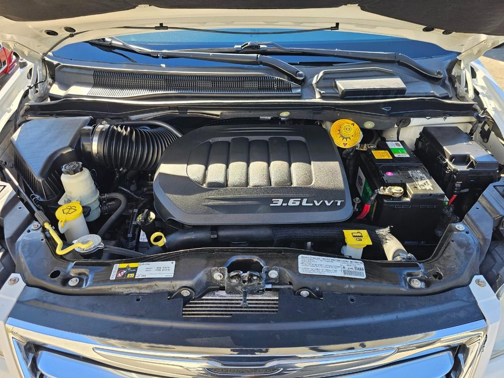 Chrysler Town & Country Vehicle Full-screen Gallery Image 39