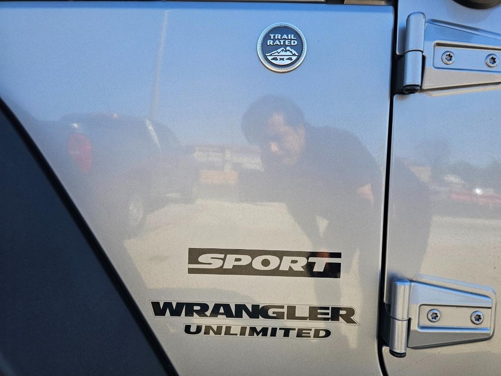 Jeep Wrangler Unlimited Vehicle Full-screen Gallery Image 16