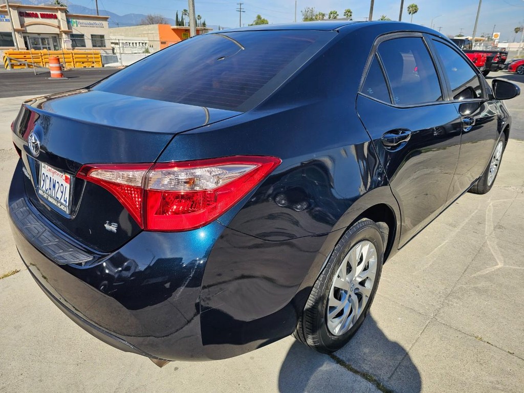 Toyota Corolla Vehicle Full-screen Gallery Image 6