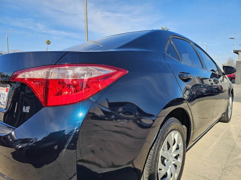 Toyota Corolla Vehicle Full-screen Gallery Image 13