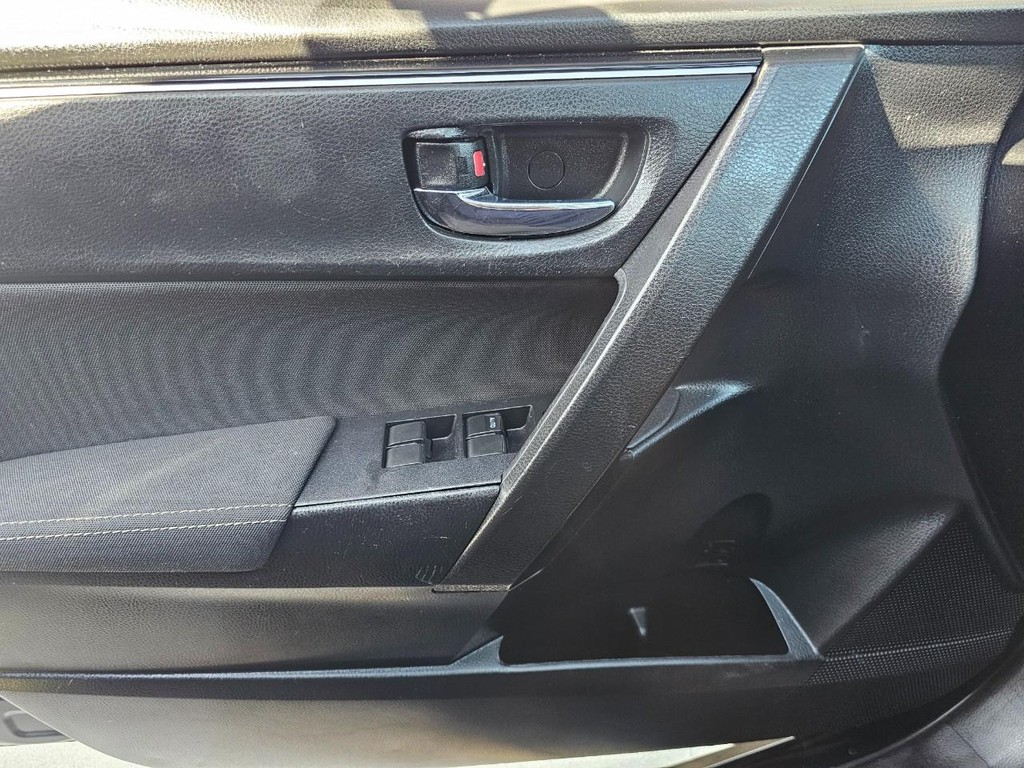 Toyota Corolla Vehicle Full-screen Gallery Image 16