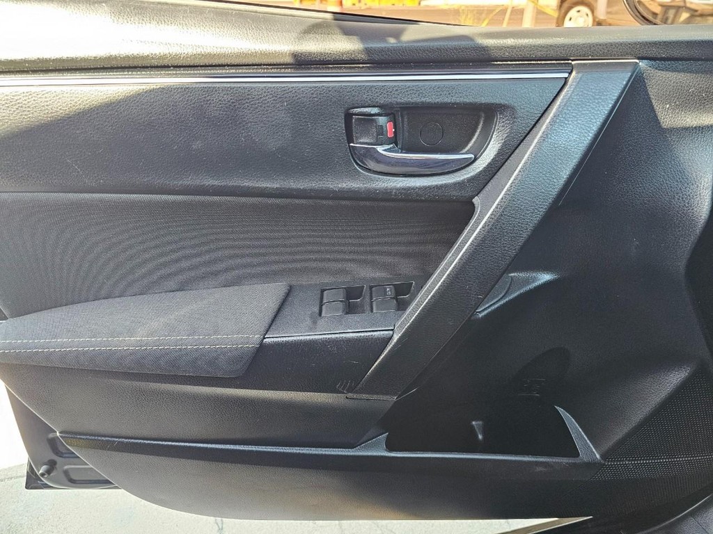 Toyota Corolla Vehicle Full-screen Gallery Image 17