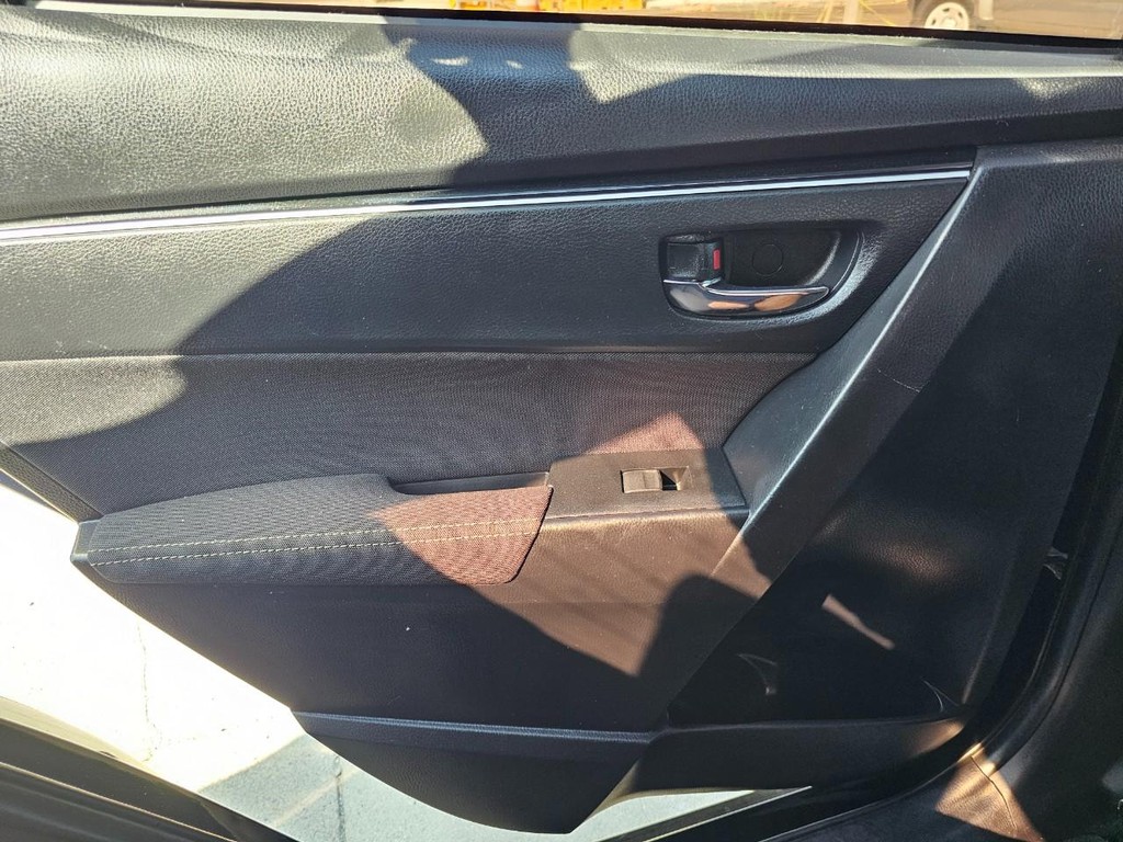 Toyota Corolla Vehicle Full-screen Gallery Image 26