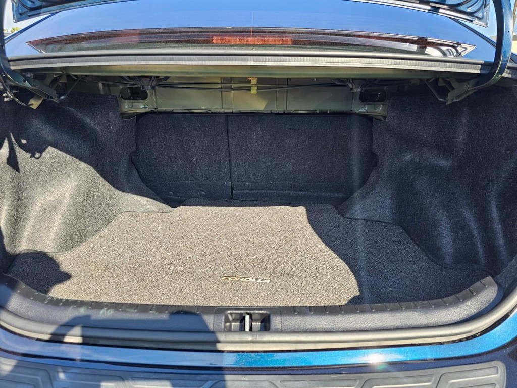 Toyota Corolla Vehicle Full-screen Gallery Image 34