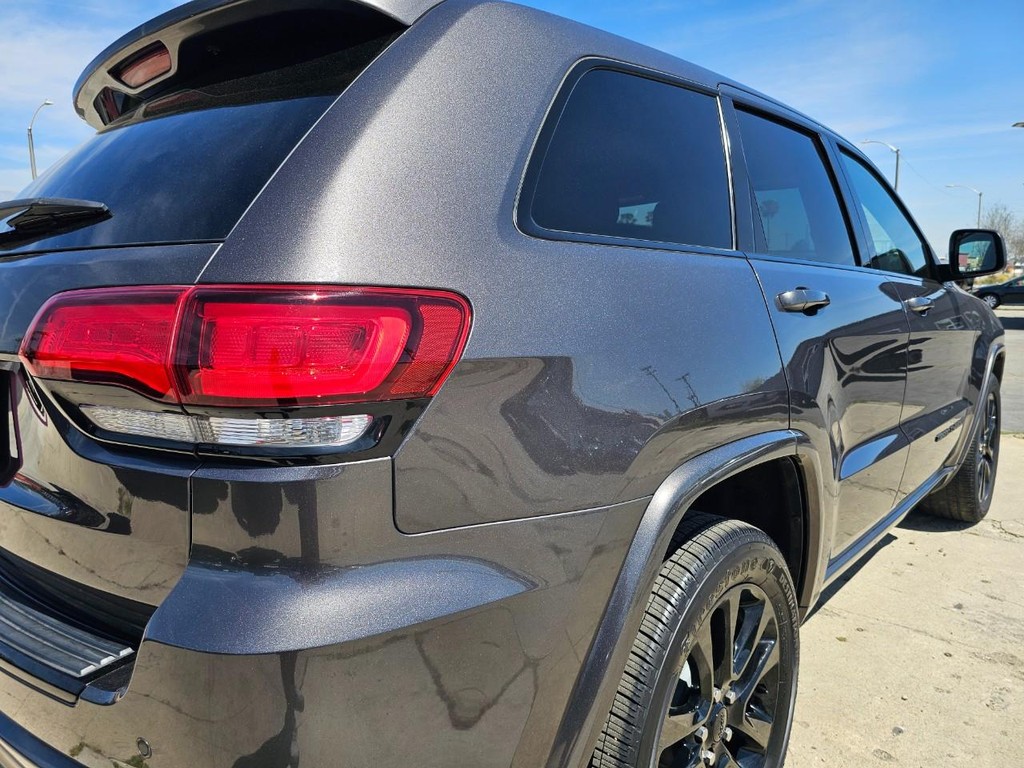 Jeep Grand Cherokee Vehicle Full-screen Gallery Image 13