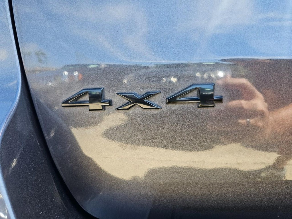 Jeep Grand Cherokee Vehicle Full-screen Gallery Image 15