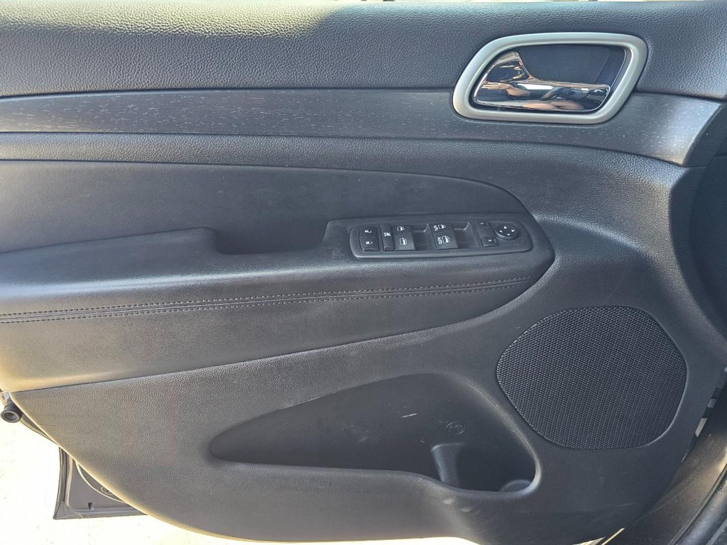 Jeep Grand Cherokee Vehicle Full-screen Gallery Image 17