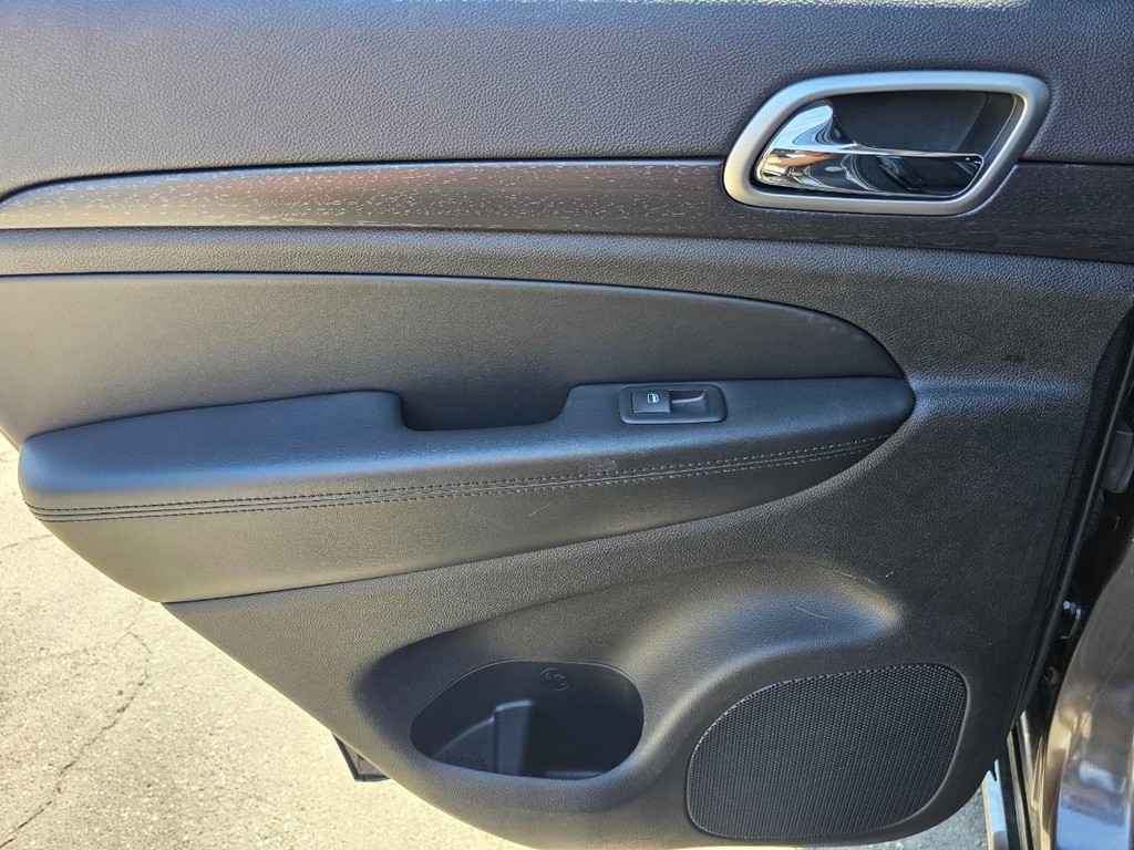 Jeep Grand Cherokee Vehicle Full-screen Gallery Image 25