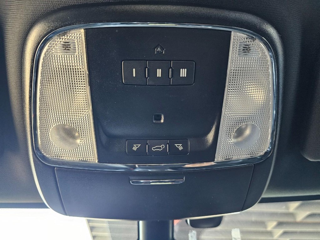 Jeep Grand Cherokee Vehicle Full-screen Gallery Image 34