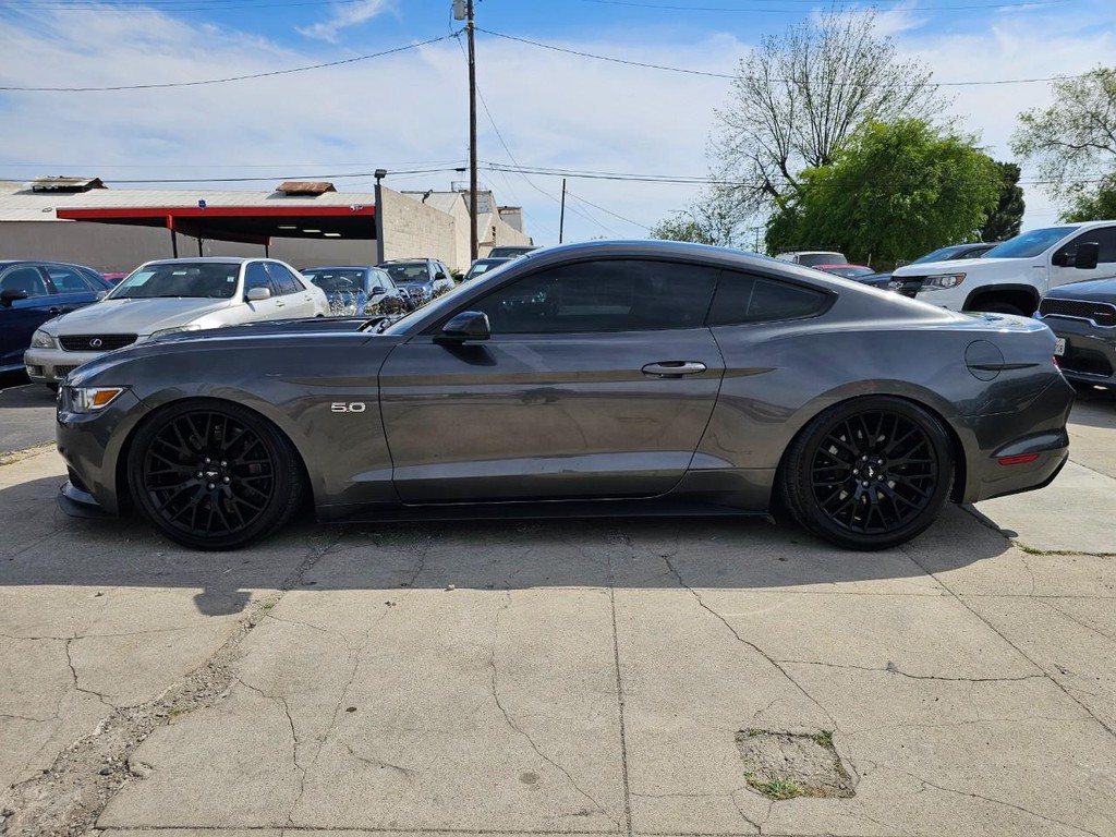 Ford Mustang Vehicle Full-screen Gallery Image 3