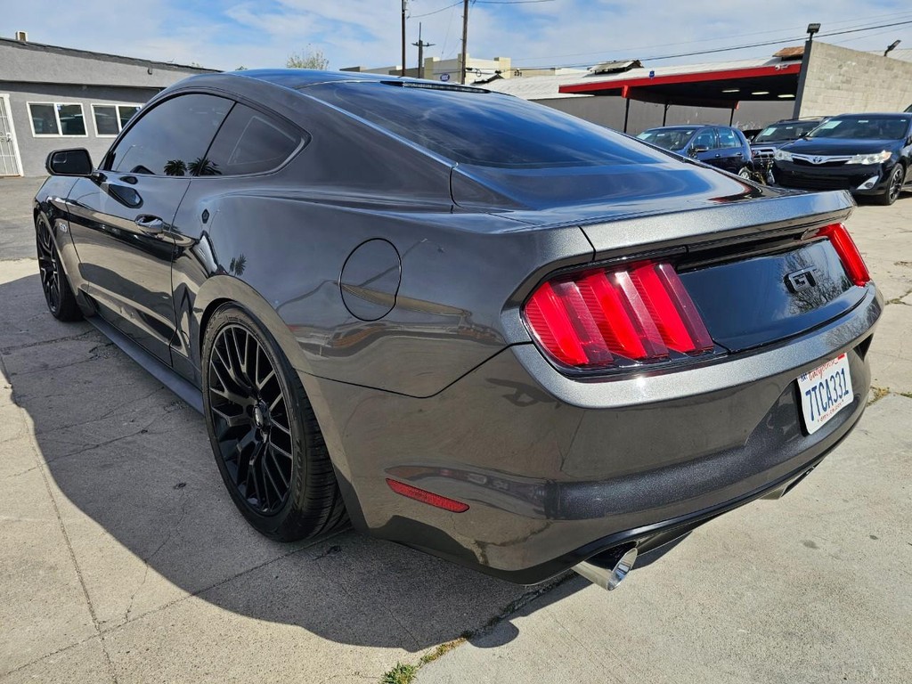Ford Mustang Vehicle Full-screen Gallery Image 4