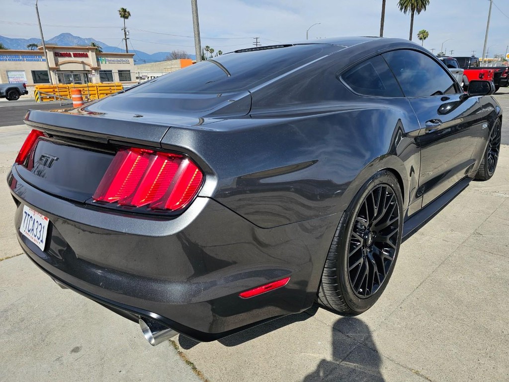 Ford Mustang Vehicle Full-screen Gallery Image 6
