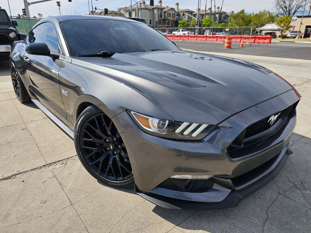 Ford Mustang Vehicle Full-screen Gallery Image 8