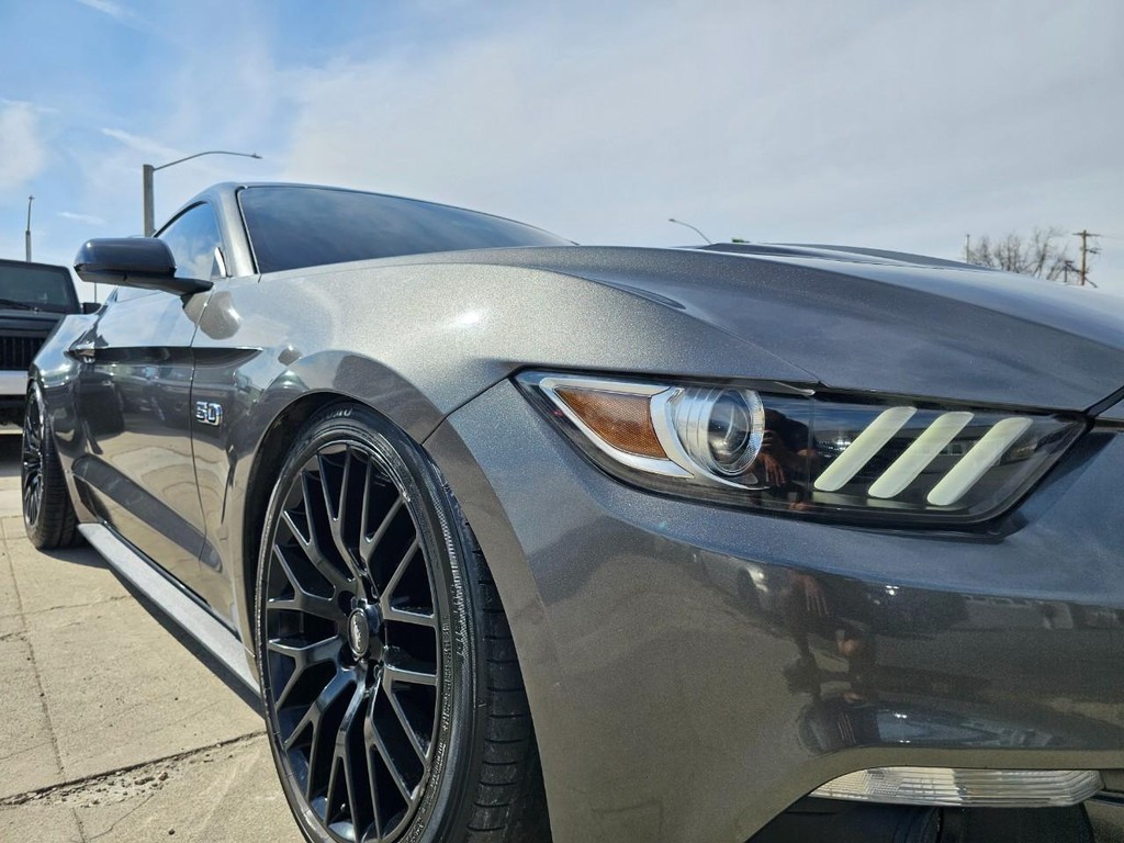 Ford Mustang Vehicle Full-screen Gallery Image 10