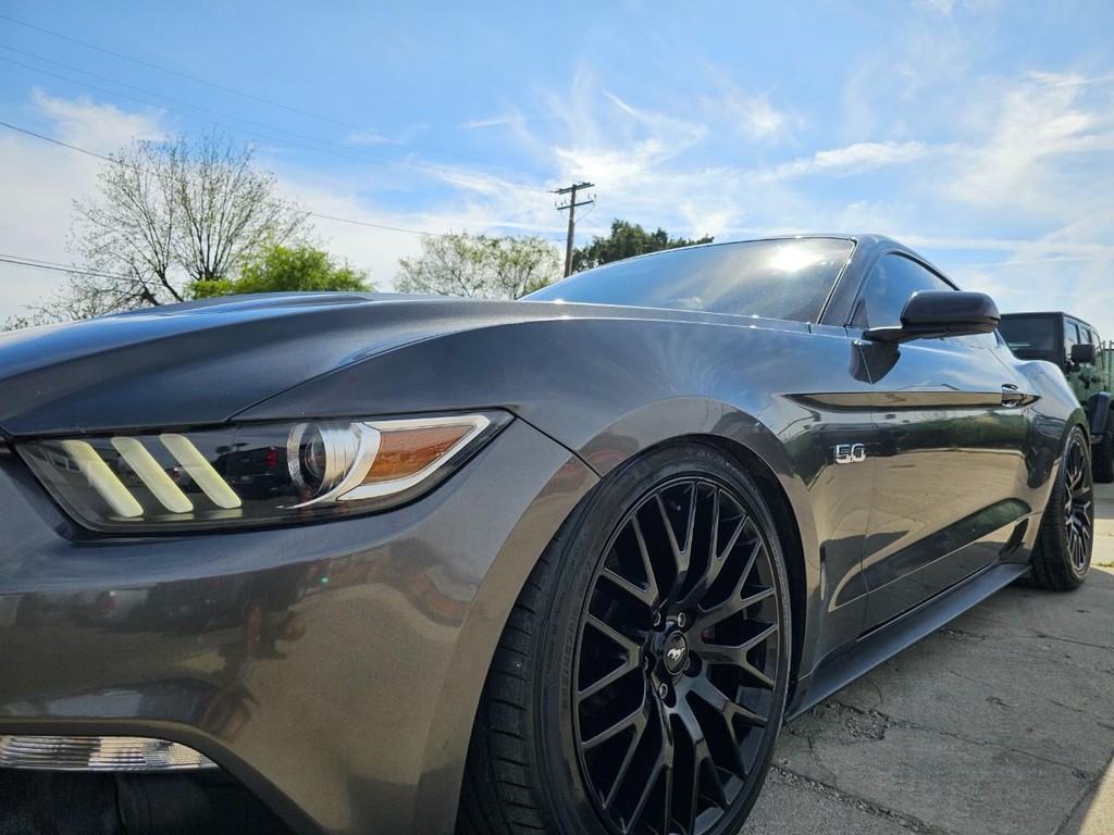 Ford Mustang Vehicle Full-screen Gallery Image 11