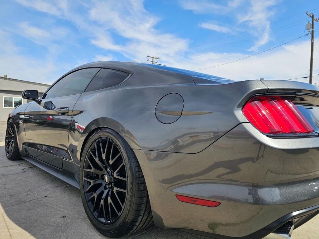 Ford Mustang Vehicle Full-screen Gallery Image 12