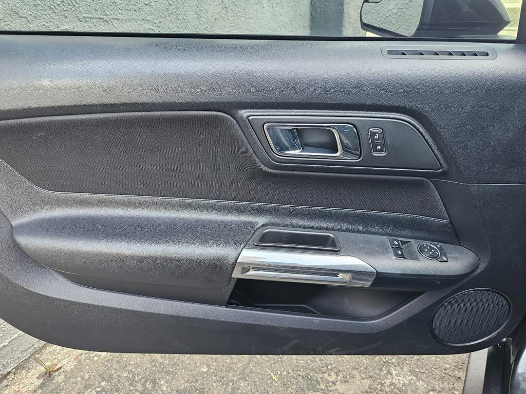 Ford Mustang Vehicle Full-screen Gallery Image 18