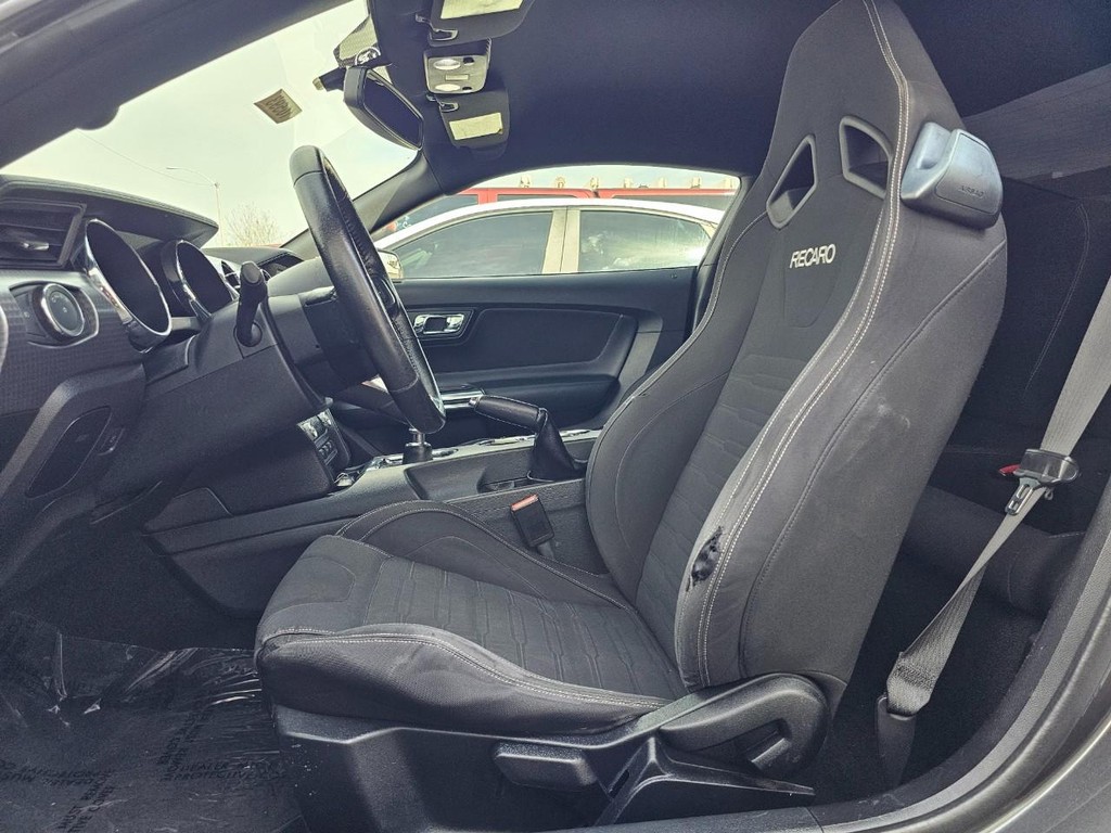 Ford Mustang Vehicle Full-screen Gallery Image 19