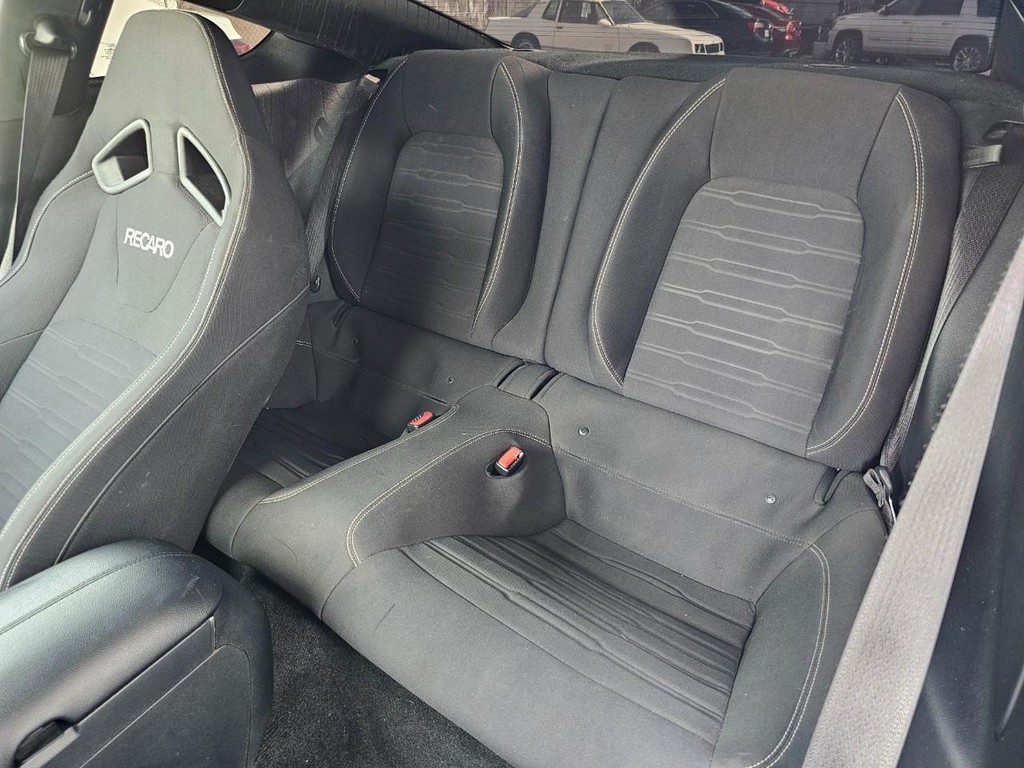 Ford Mustang Vehicle Full-screen Gallery Image 26