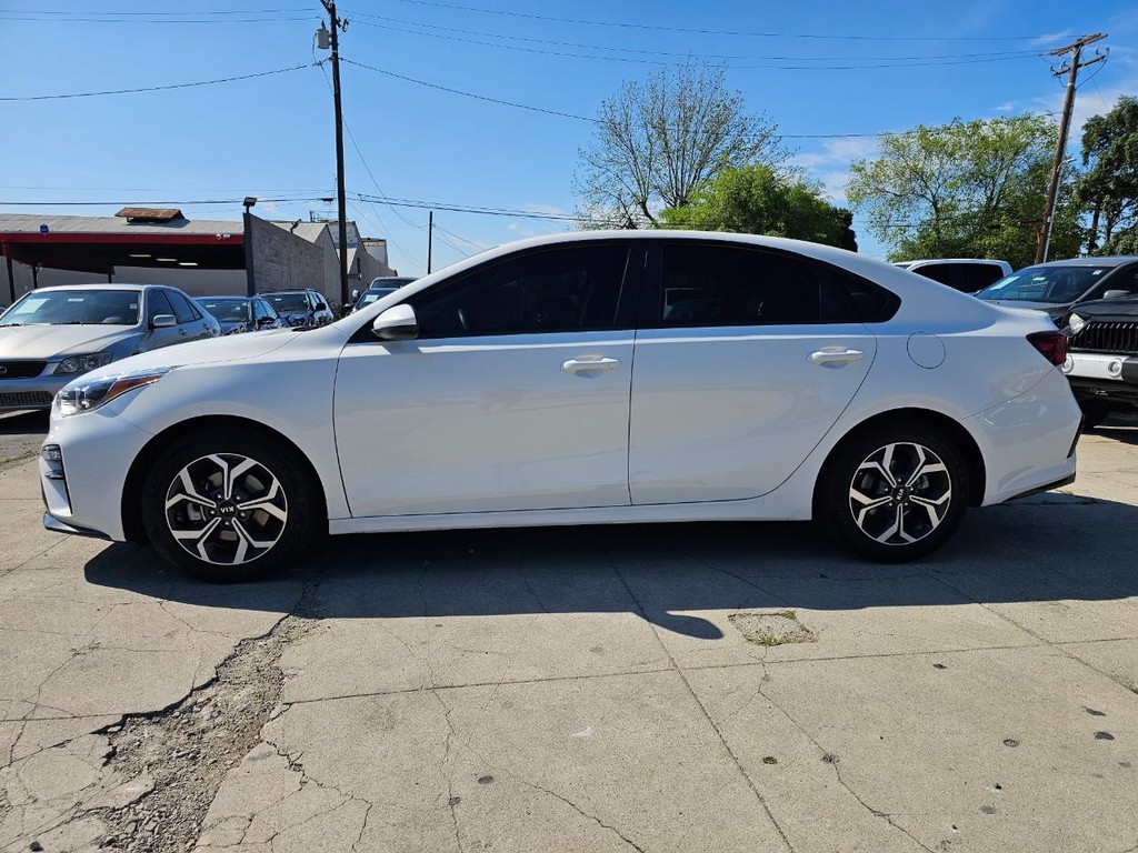Kia Forte Vehicle Full-screen Gallery Image 3