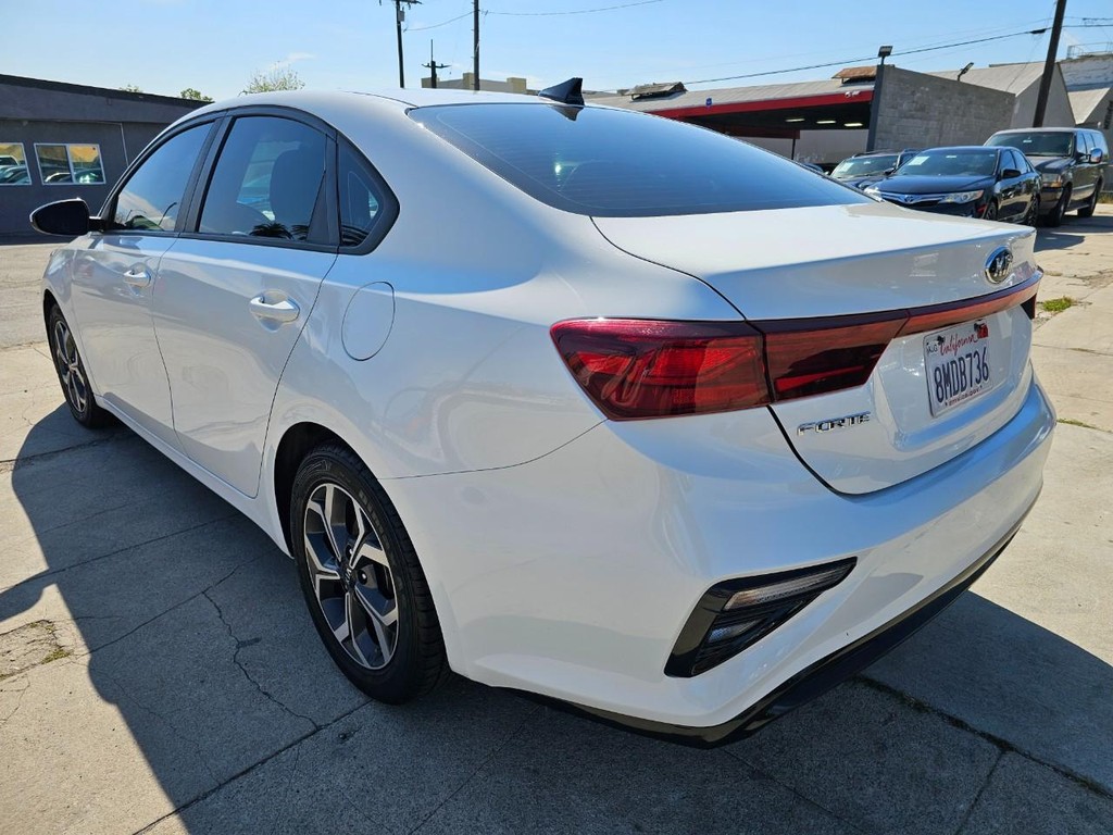 Kia Forte Vehicle Full-screen Gallery Image 4