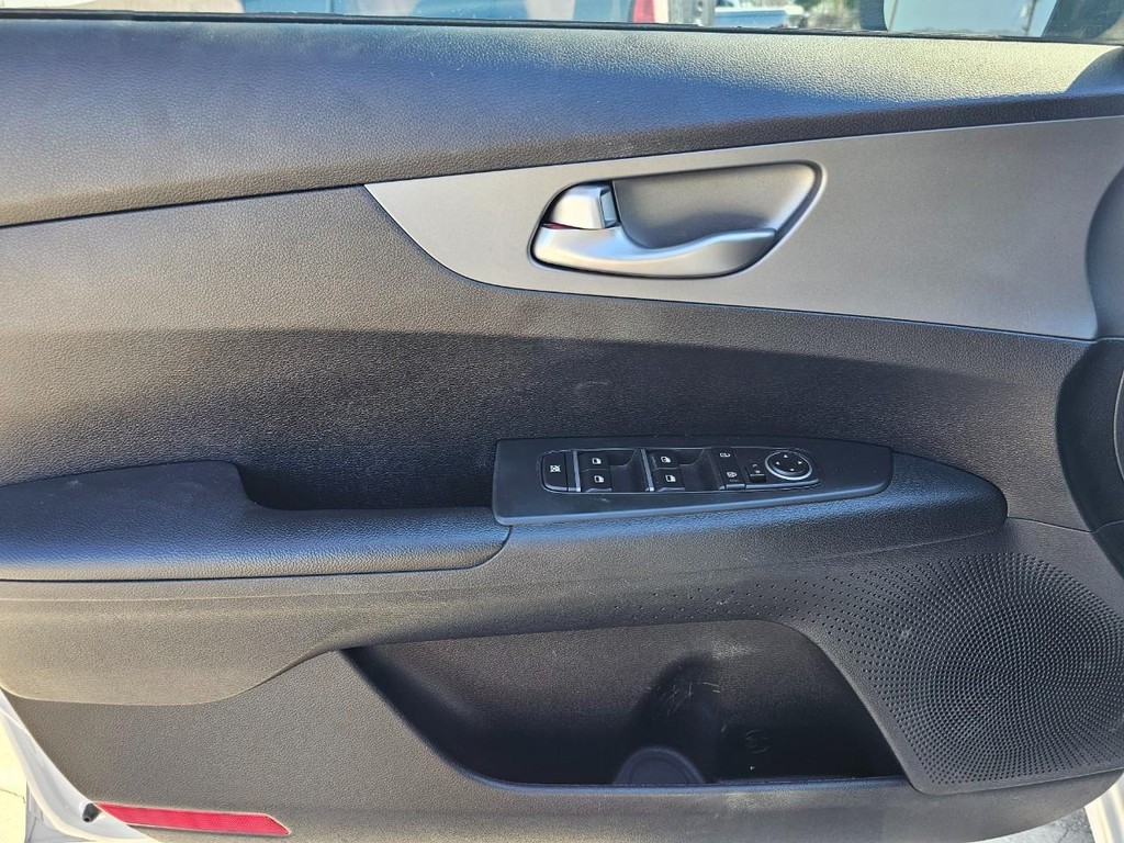 Kia Forte Vehicle Full-screen Gallery Image 16