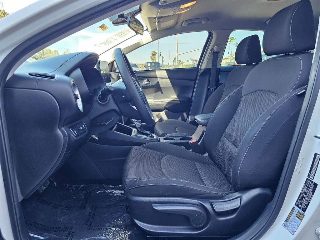 Kia Forte Vehicle Full-screen Gallery Image 17