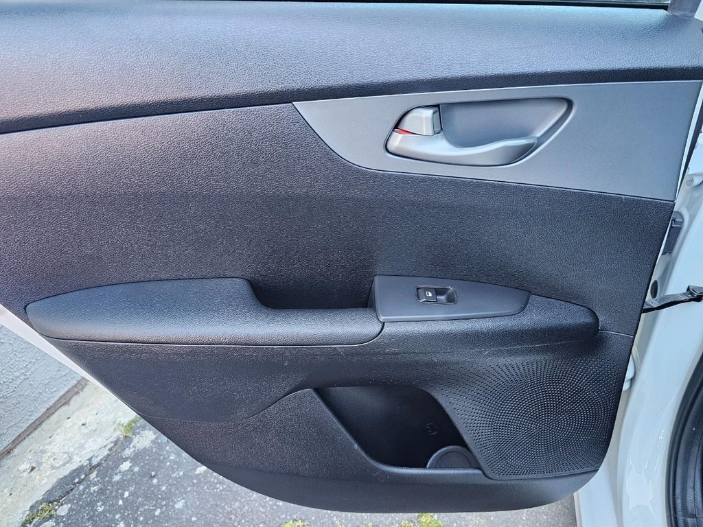 Kia Forte Vehicle Full-screen Gallery Image 25