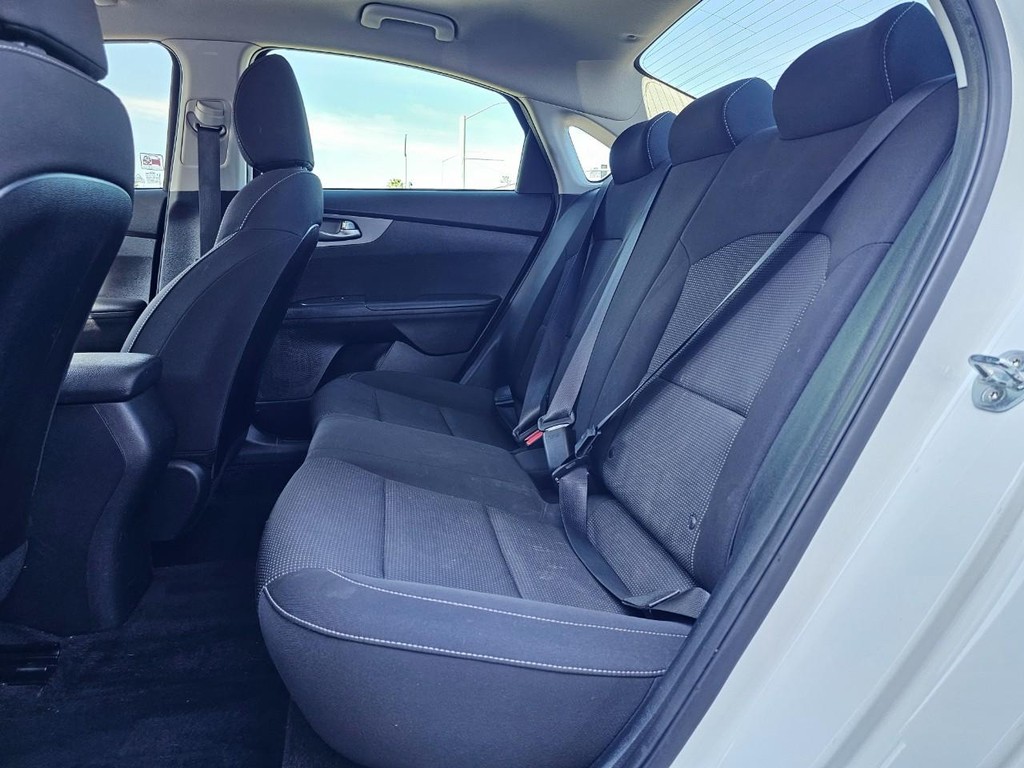 Kia Forte Vehicle Full-screen Gallery Image 26