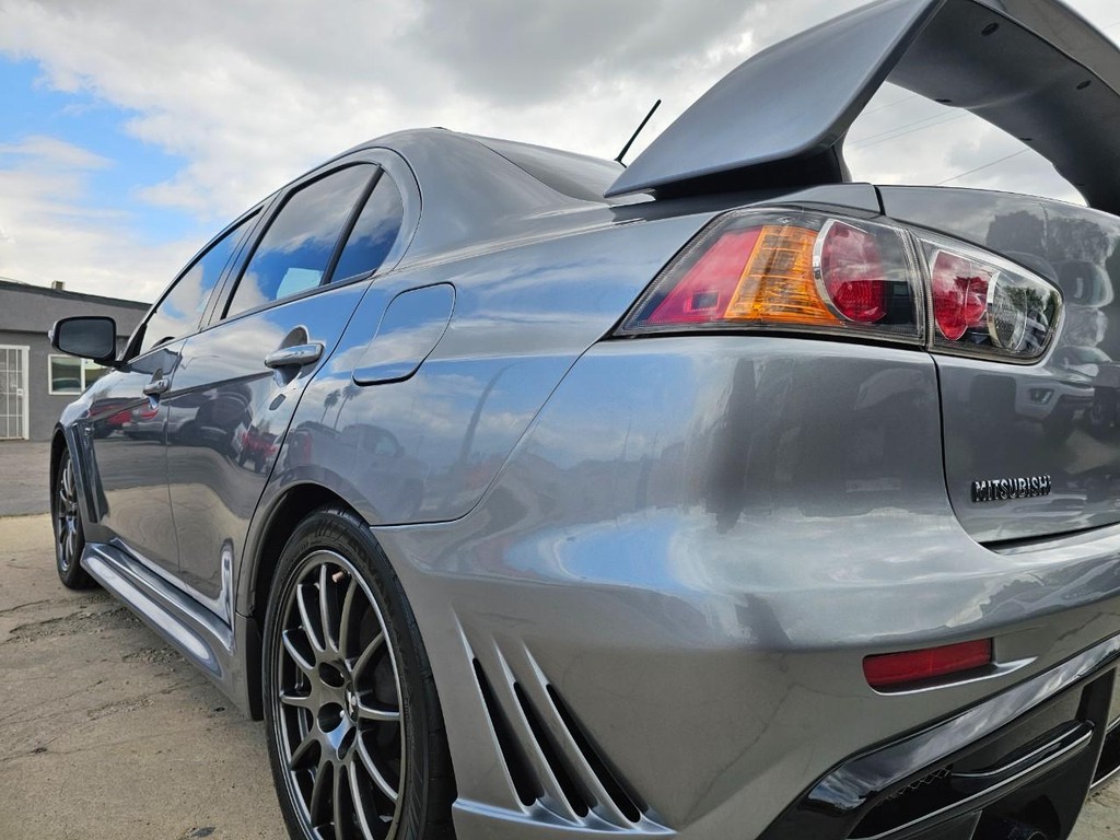 Mitsubishi Lancer Evolution Vehicle Full-screen Gallery Image 12