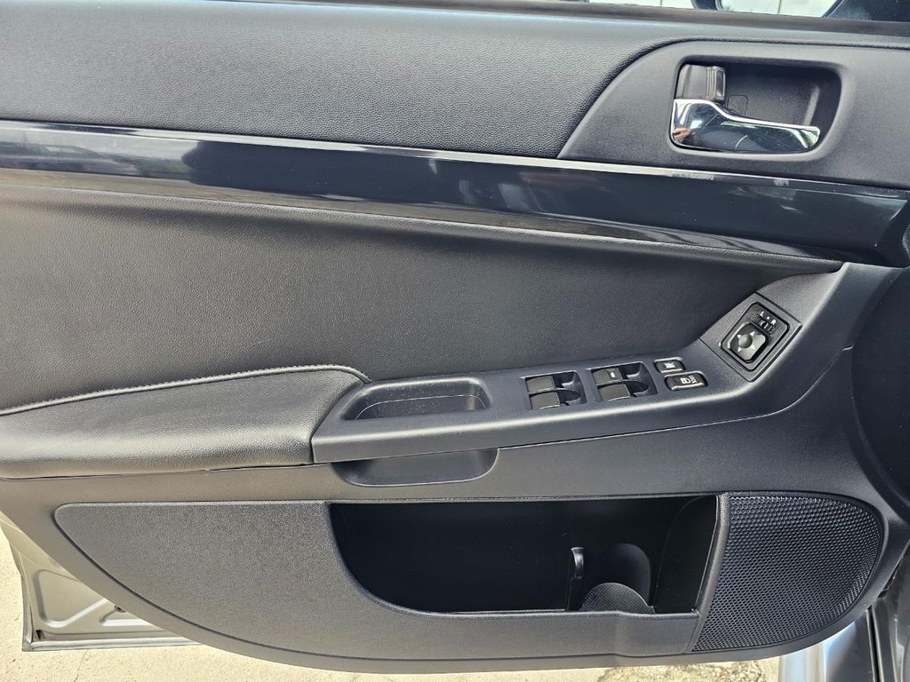 Mitsubishi Lancer Evolution Vehicle Full-screen Gallery Image 18