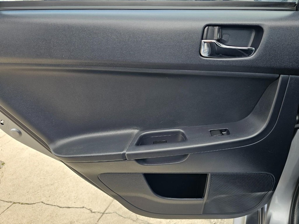 Mitsubishi Lancer Evolution Vehicle Full-screen Gallery Image 25