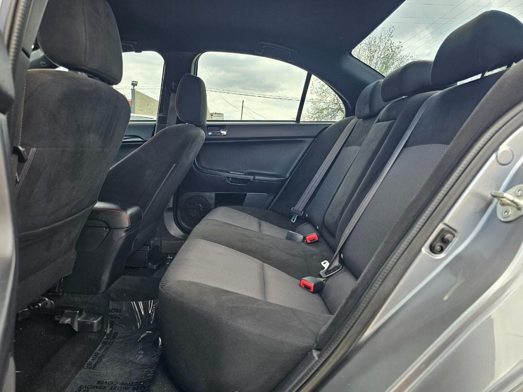 Mitsubishi Lancer Evolution Vehicle Full-screen Gallery Image 26