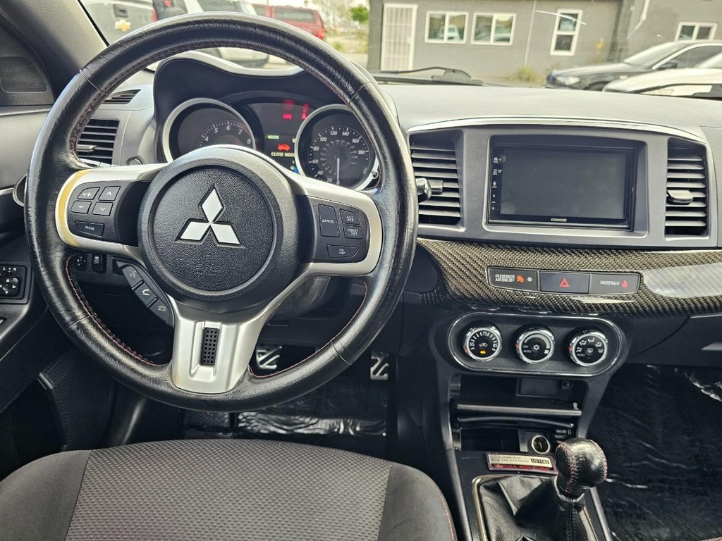 Mitsubishi Lancer Evolution Vehicle Full-screen Gallery Image 28