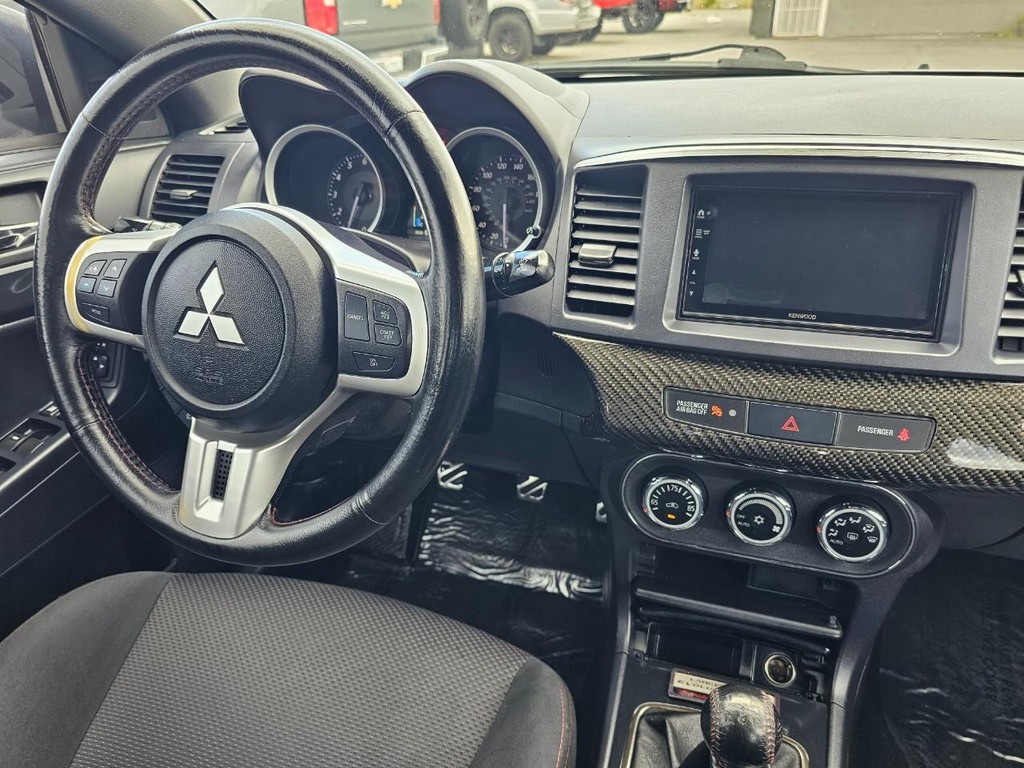 Mitsubishi Lancer Evolution Vehicle Full-screen Gallery Image 32