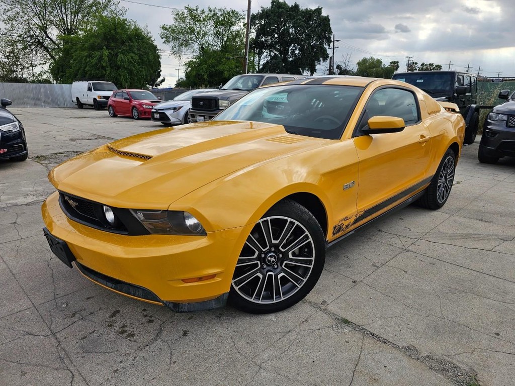 Ford Mustang Vehicle Full-screen Gallery Image 2