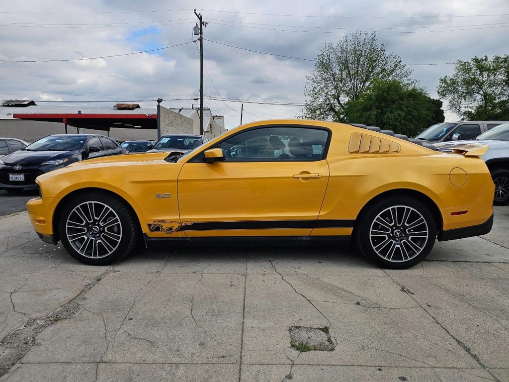 Ford Mustang Vehicle Full-screen Gallery Image 3