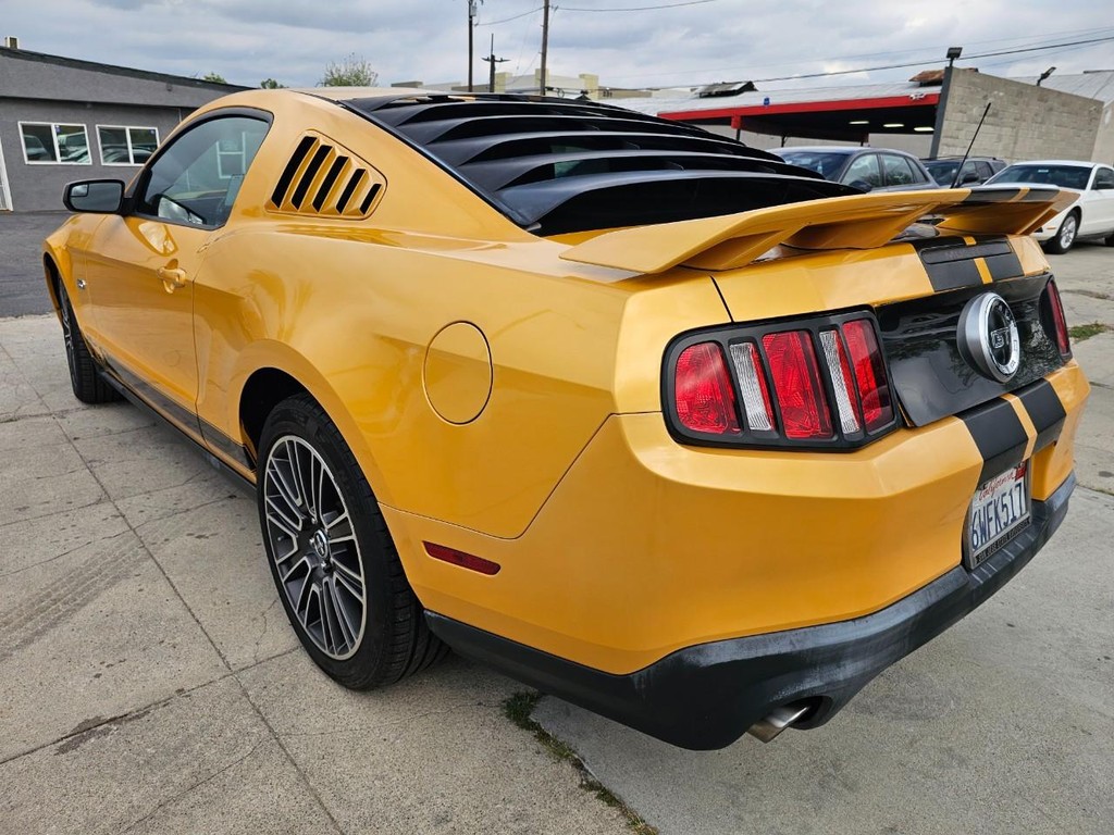 Ford Mustang Vehicle Full-screen Gallery Image 4