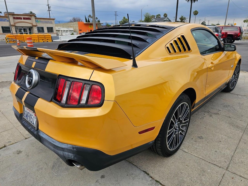 Ford Mustang Vehicle Full-screen Gallery Image 6