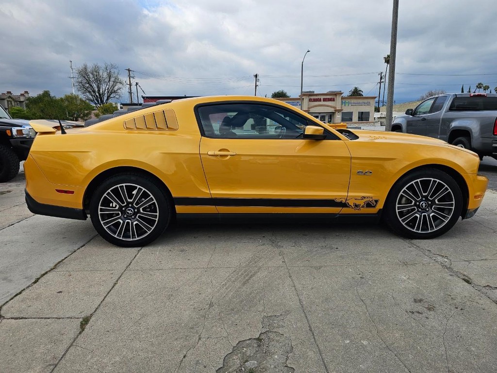Ford Mustang Vehicle Full-screen Gallery Image 7