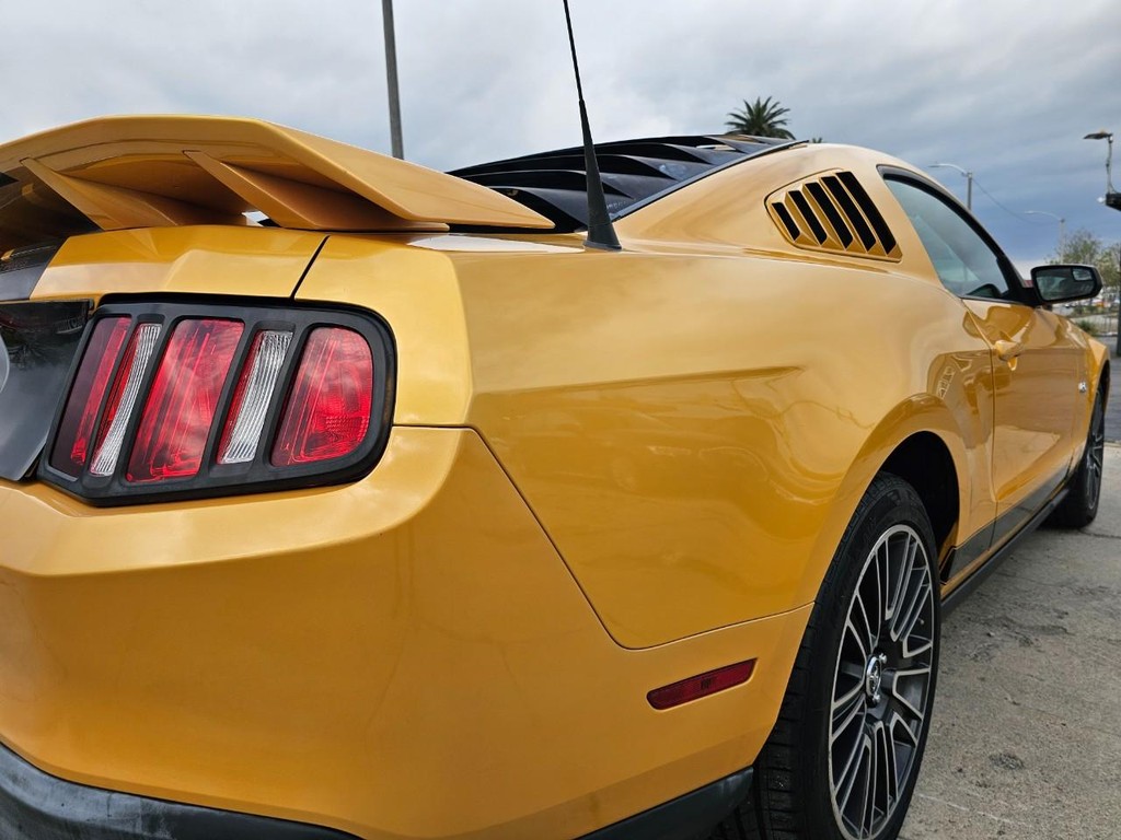 Ford Mustang Vehicle Full-screen Gallery Image 13