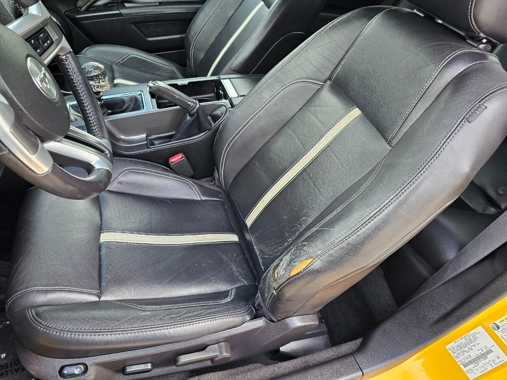 Ford Mustang Vehicle Full-screen Gallery Image 15