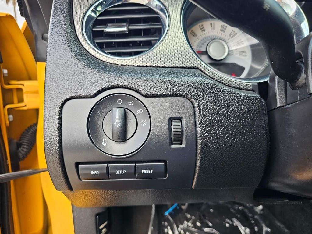 Ford Mustang Vehicle Full-screen Gallery Image 16