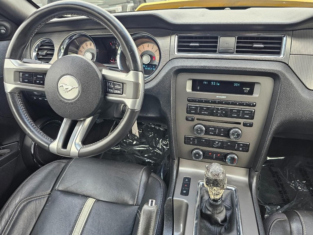 Ford Mustang Vehicle Full-screen Gallery Image 22